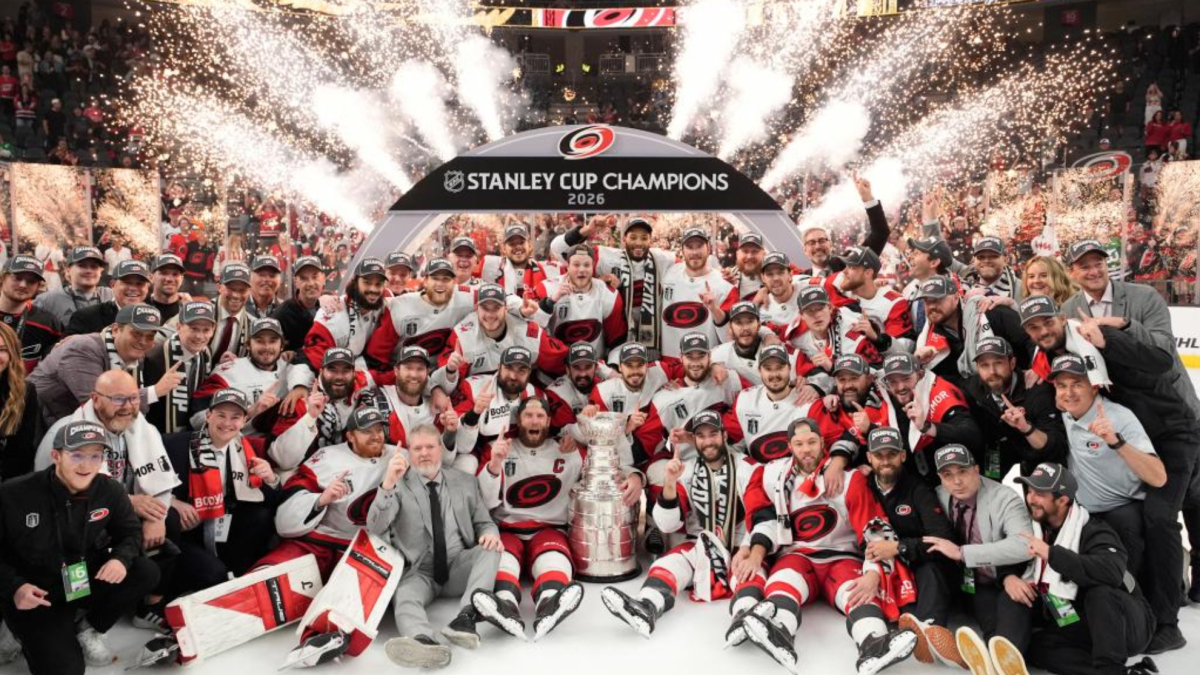 Los Carolina Hurricanes conquistan la Stanley Cup dos décadas después