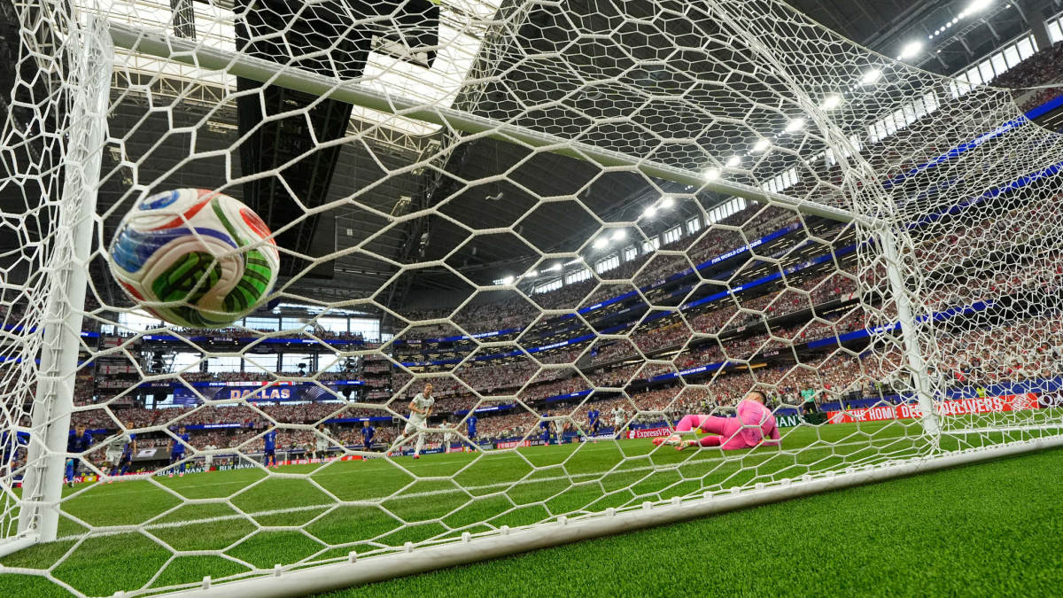La imagen que hizo repetir el penalti fallado por Kane