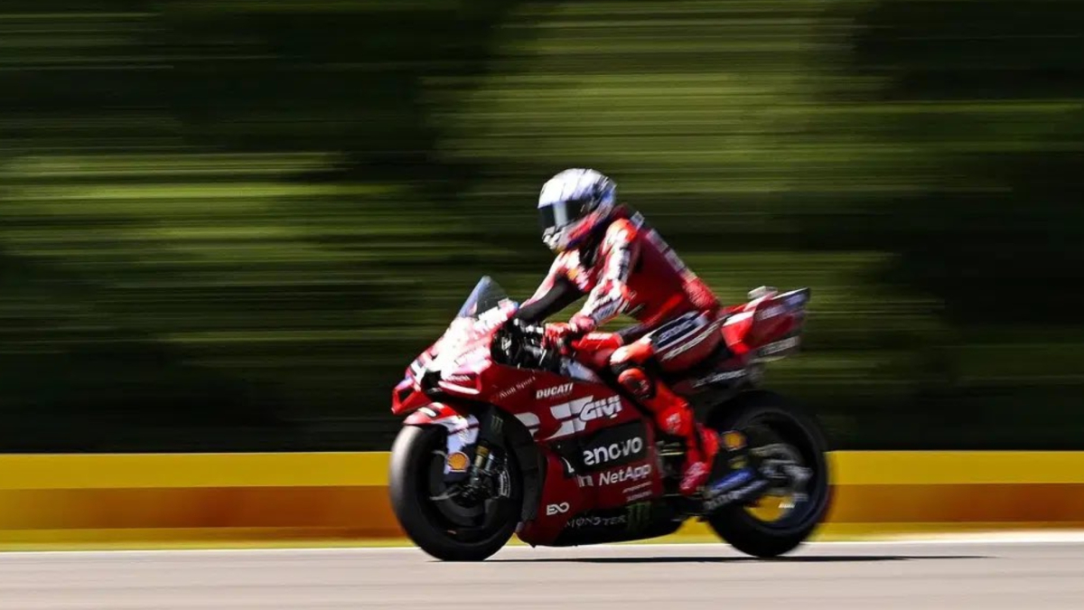 Marc Márquez empieza fuerte en Brno, pese a una caída