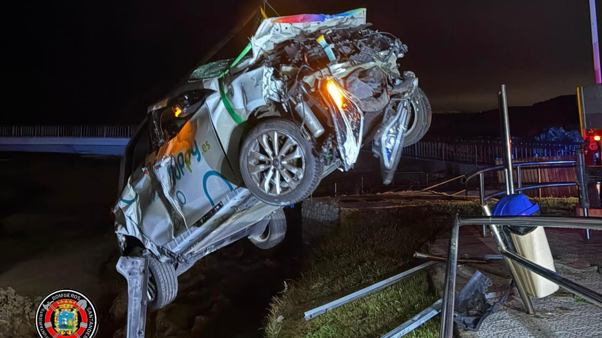 Investigan a una joven por conducir ebria y sin carné tras caer con un coche a las rocas de una playa de Santander