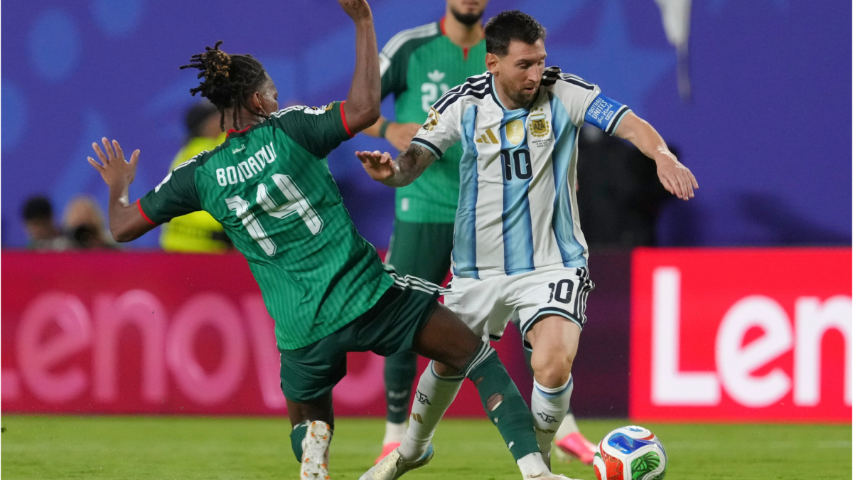 Queja oficial de Argelia a FIFA: "Messi debió ver la roja"