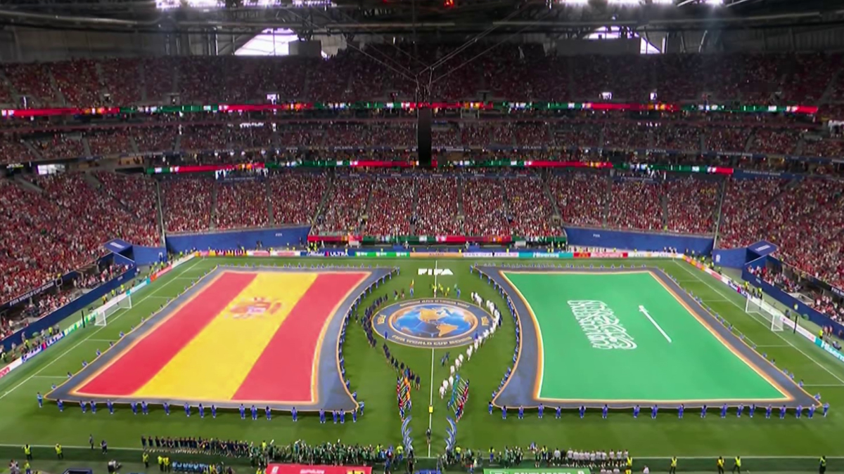 La razón por la que la bandera de Arabia no toca el césped en el prepartido