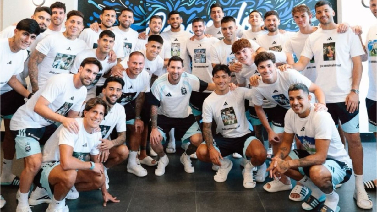 El curioso regalo de cumpleaños de los compañeros a Messi... y 40 anónimos más