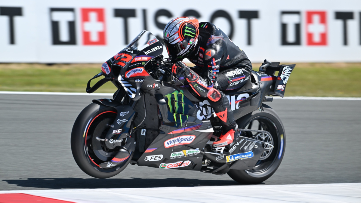 Bezzecchi reagerar och Marc Márquez faller