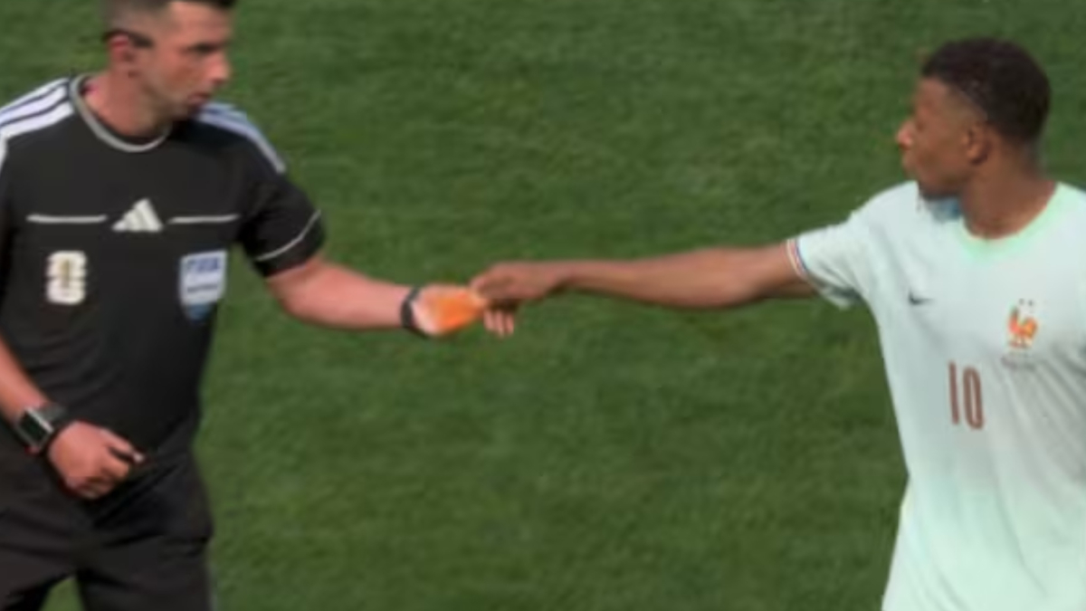 La nueva norma deja una imagen surrealista: Mbappé se va y da el brazalete... al árbitro
