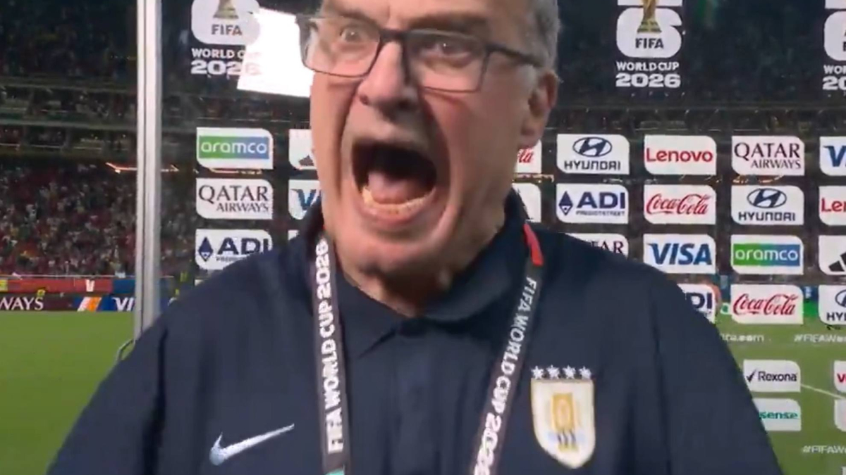 Bielsa pierde los papeles en la 'flash interview'<br>