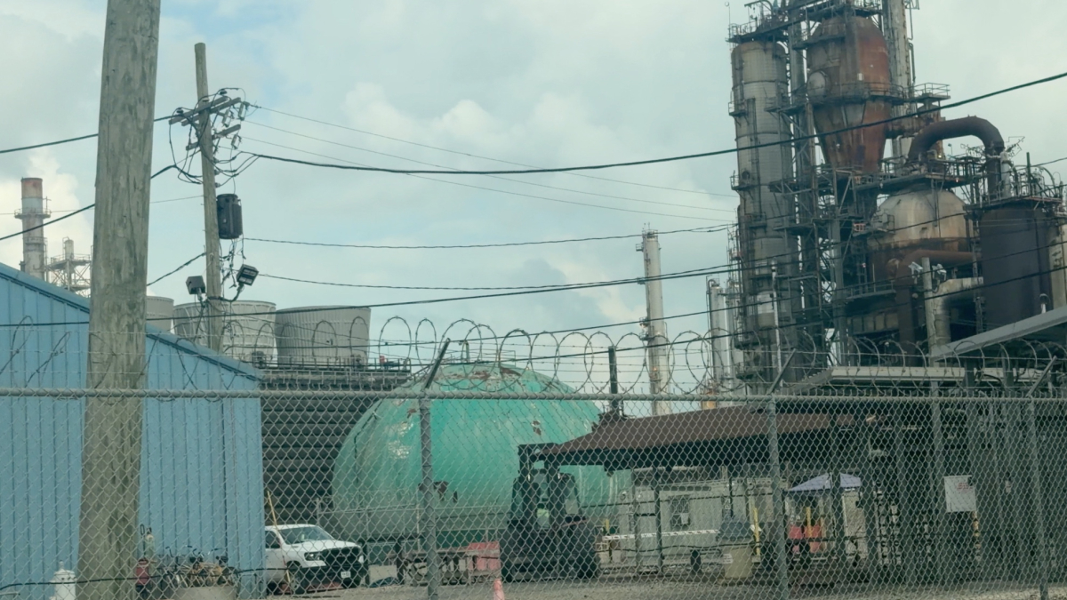 Houston tiene un problema: "Si sale humo negro, peligro; si es amarillo..."