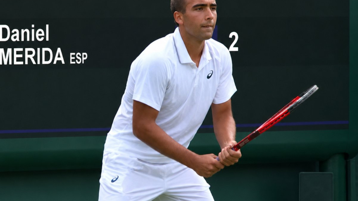 El nuevo Mérida aprovecha la lesión de Carabelli para estrenar su casillero de victorias en Wimbledon