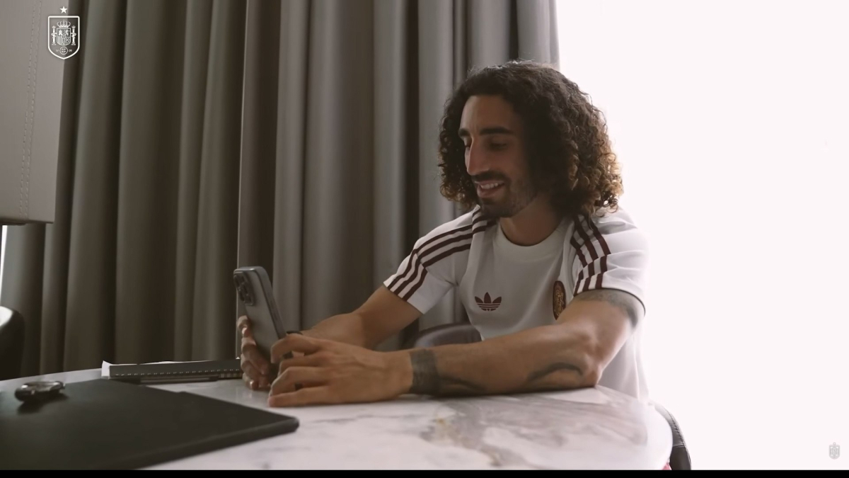 La emotiva videollamada de Cucurella con sus hijos y su esposa: "Hace muchos días que no les veo"