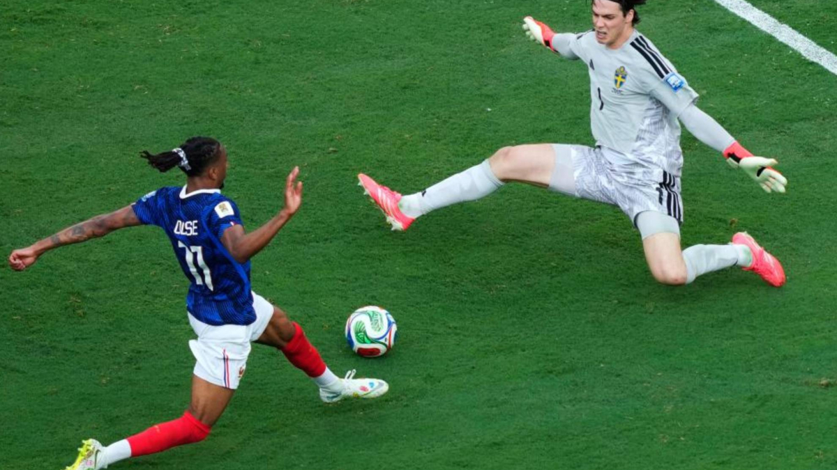 Ibrahimovic se rinde a Olise