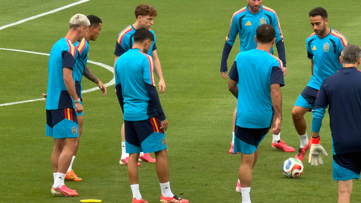 Víctor y Yeremy con el grupo y Nico al margen