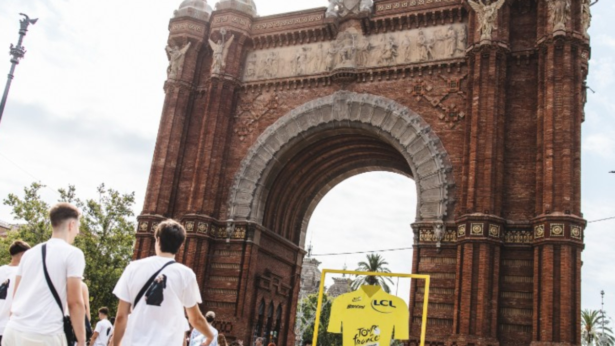 El Tour toma Barcelona con la Sagrada Familia como gran escenario: así se engalana la ciudad