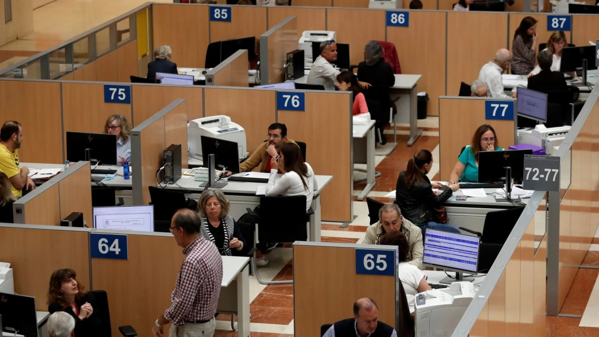 Un economista revela si en España hay pocos funcionarios: plantilla reducida con salario elevado