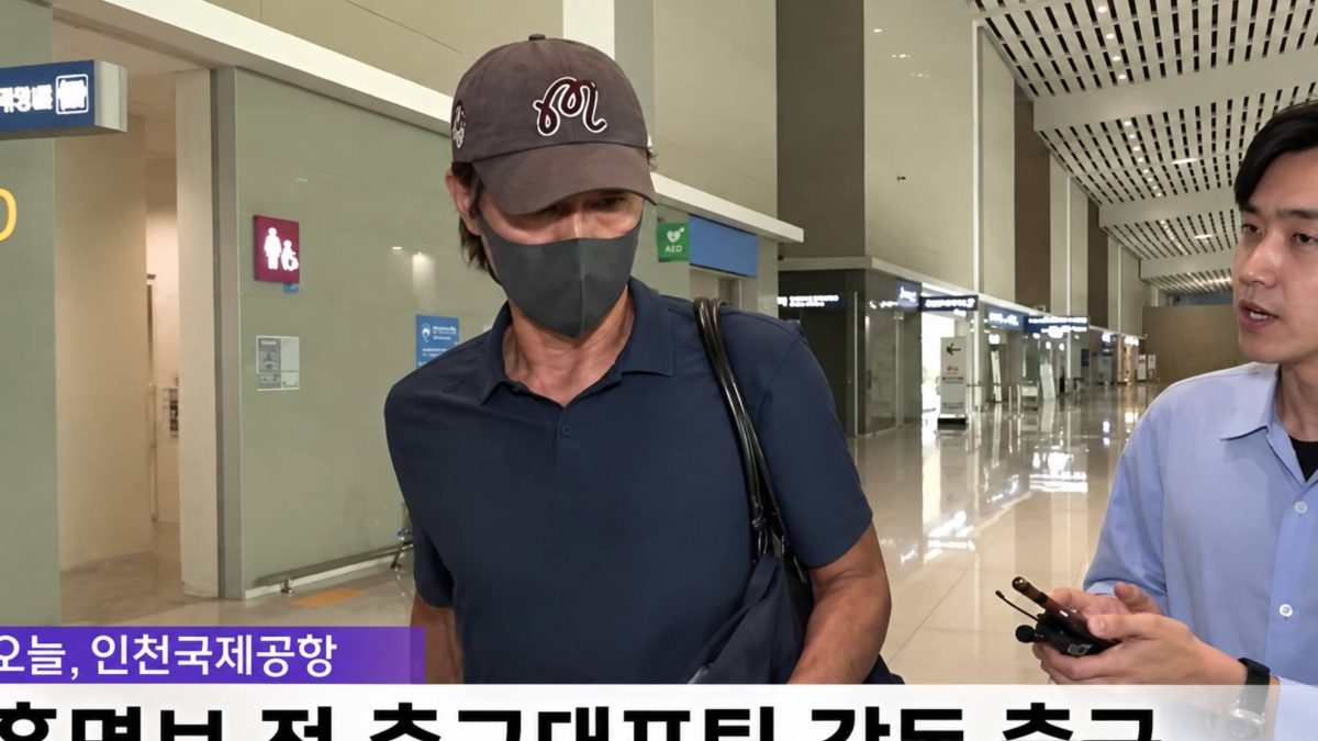 El exseleccionador de Corea del Sur, amenazado de muerte, huye del país con gorra y mascarilla