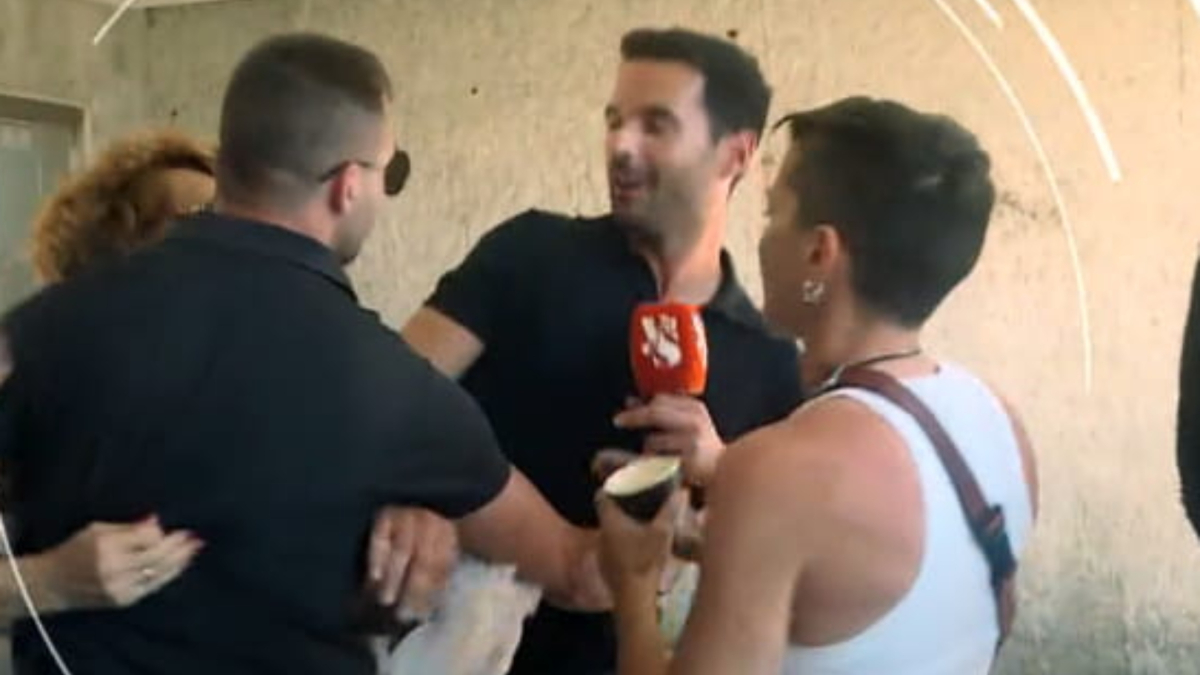 Agreden a un reportero en el entierro de Manuel Arjona, de Locomía: del "¡Que tires para allá te he dicho!" al "A mí no me tocas"
