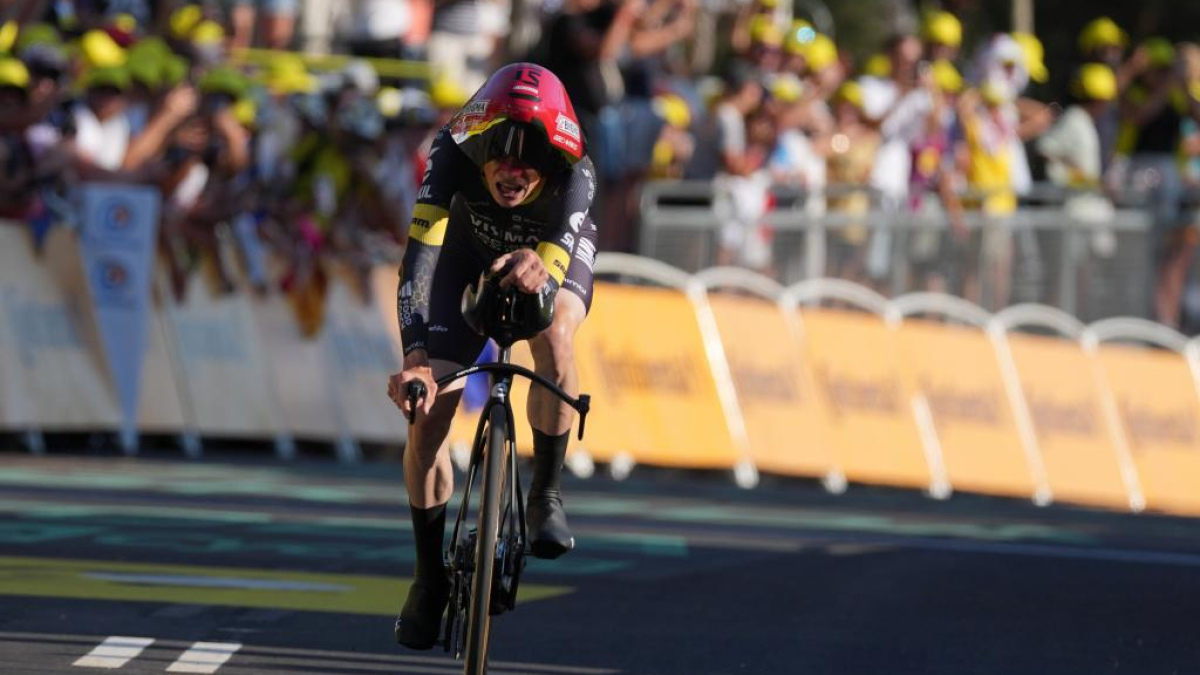 Una contrarreloj magistral en Barcelona corona a Vingegaard con el maillot amarillo