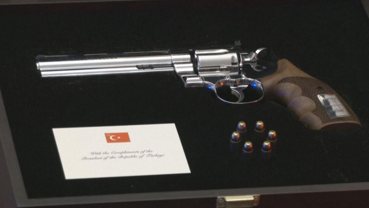 El polémico regalo de Erdogan a los líderes de la OTAN: Interior inutilizará el de Pedro Sánchez