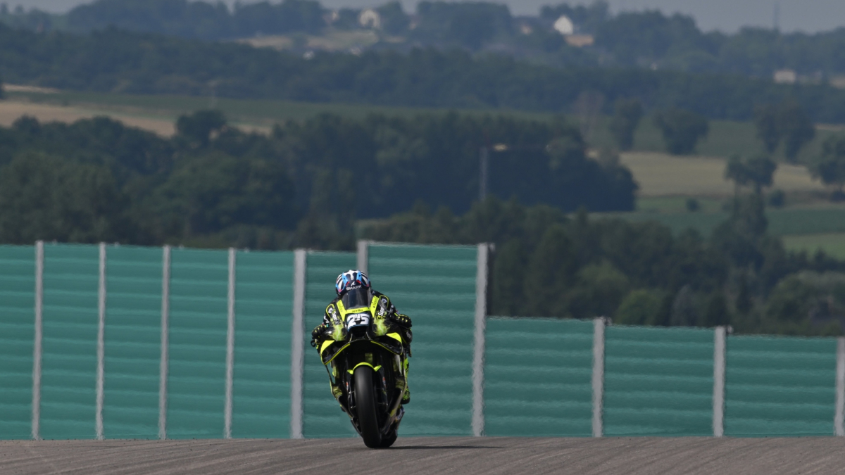 Raúl Fernández bate al final a un Marc Márquez que se cayó