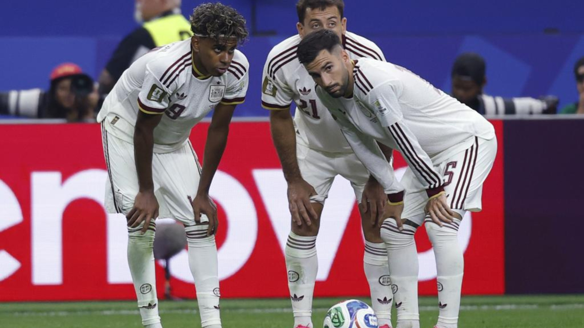 ¿Por qué arrasa en ventas la camiseta blanca de España?