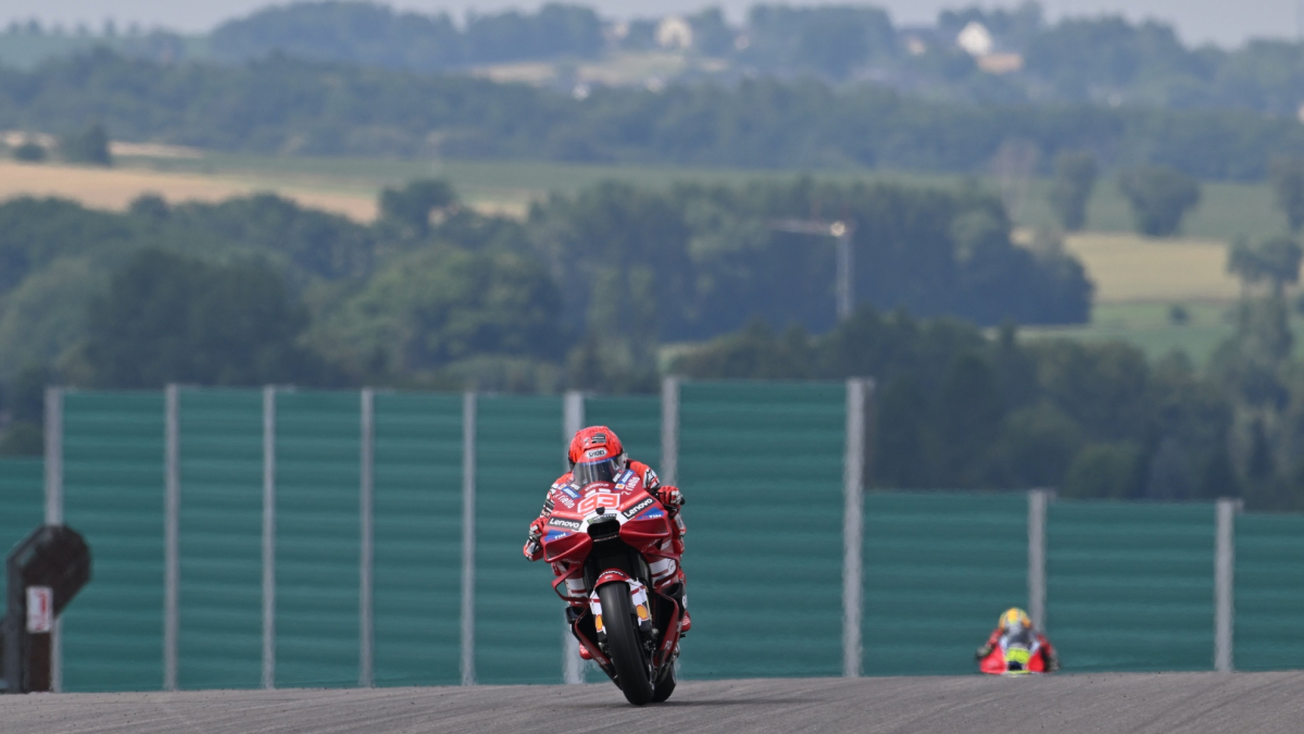 Marc Márquez controla forzando lo justo en su jardín