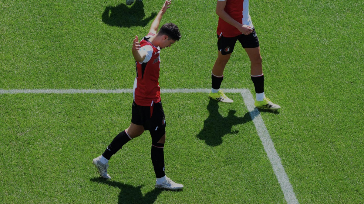 El apellido Van Persie sigue retumbando en el Feyenoord en el estreno goleador de Mika Mármol