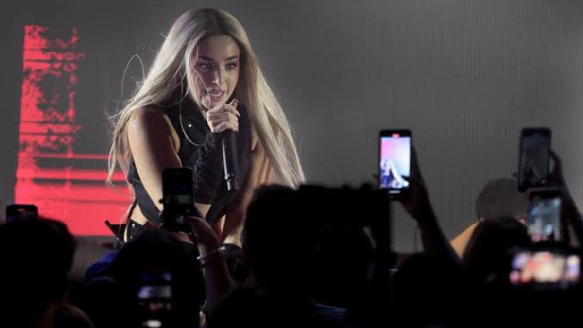 Lola Índigo pierde la peluca en pleno concierto y su reacción se hace viral