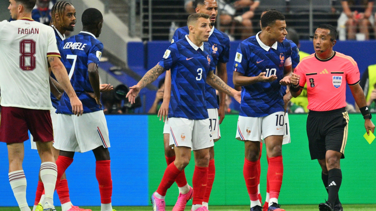 Collina responde a la pregunta irónica de Deschamps sobre Barton
