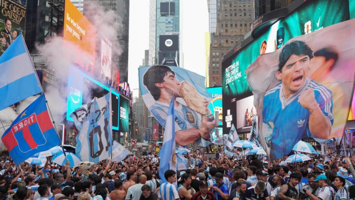 Argentina conquista Times Square con un espectacular banderazo