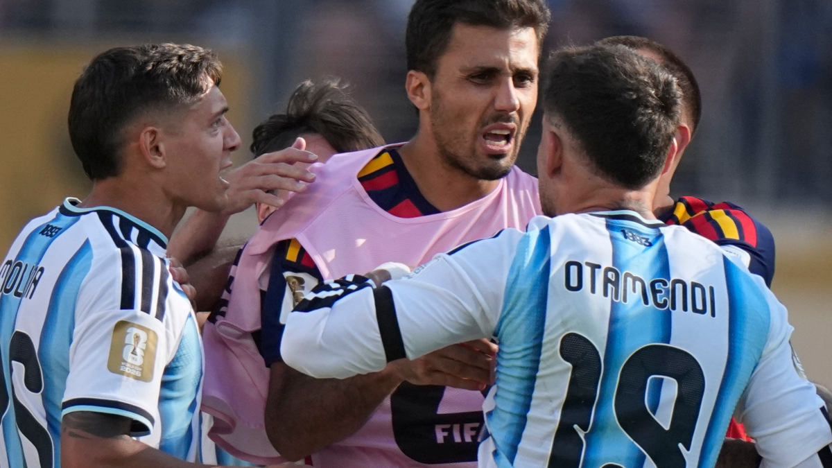Otamendi la tenía clavada por la portada de MARCA: "Toda la semana estuvisteis llorando"<br>