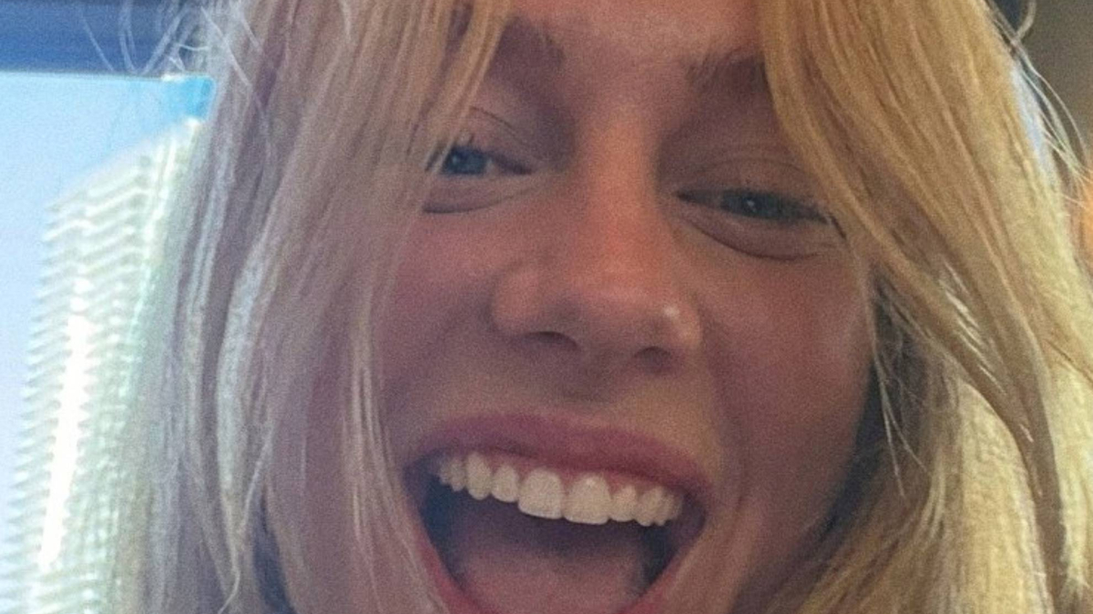 Ester Expósito celebra el triunfo de España y 'se quita' la camiseta de Francia de Mbappé