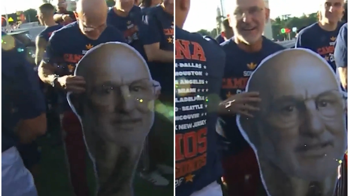 El regalo que ha sorprendido a Luis de la Fuente en el autobús de la celebración: una Copa del Mundo con su cara