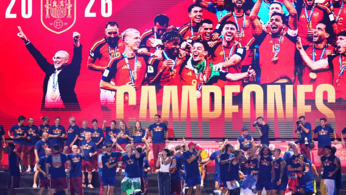 Fiestón en Cibeles con los héroes: "Viva España y viva el Rey"