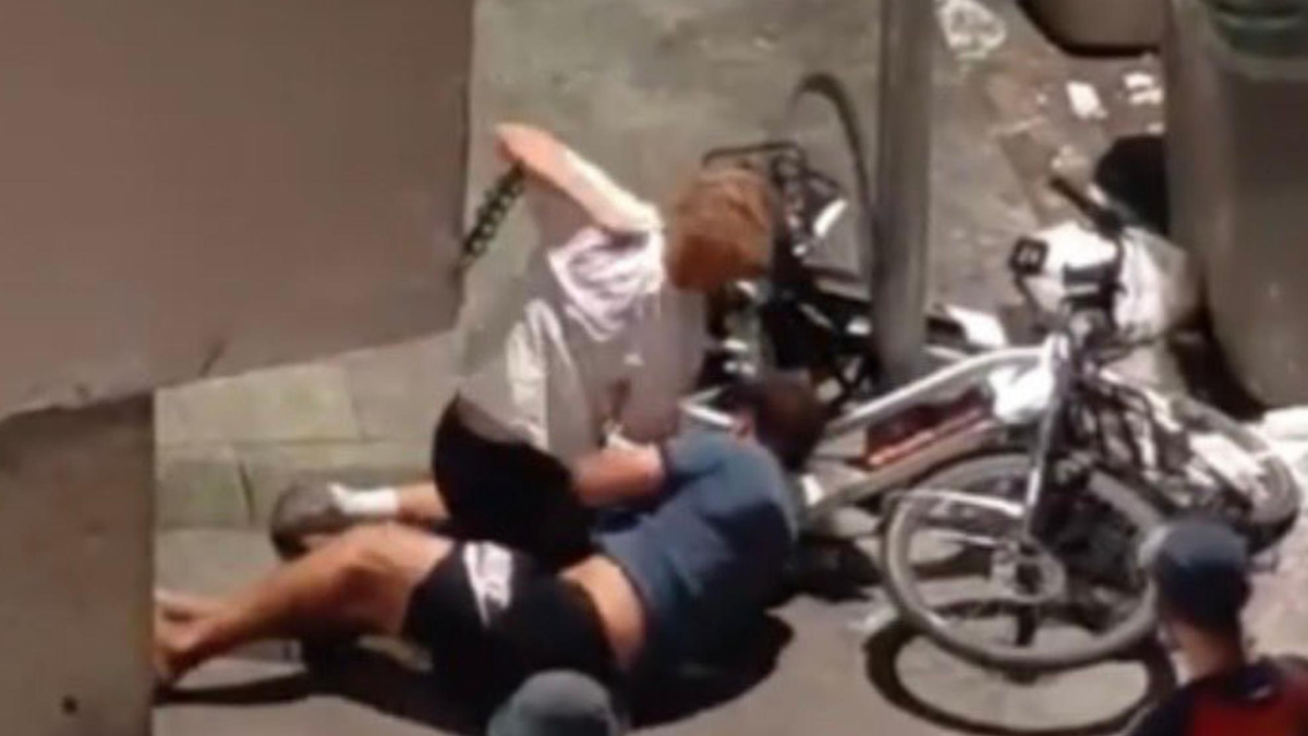 Un turista reduce a golpes a uno de los ladrones que le robó el reloj en el barrio del Raval de Barcelona