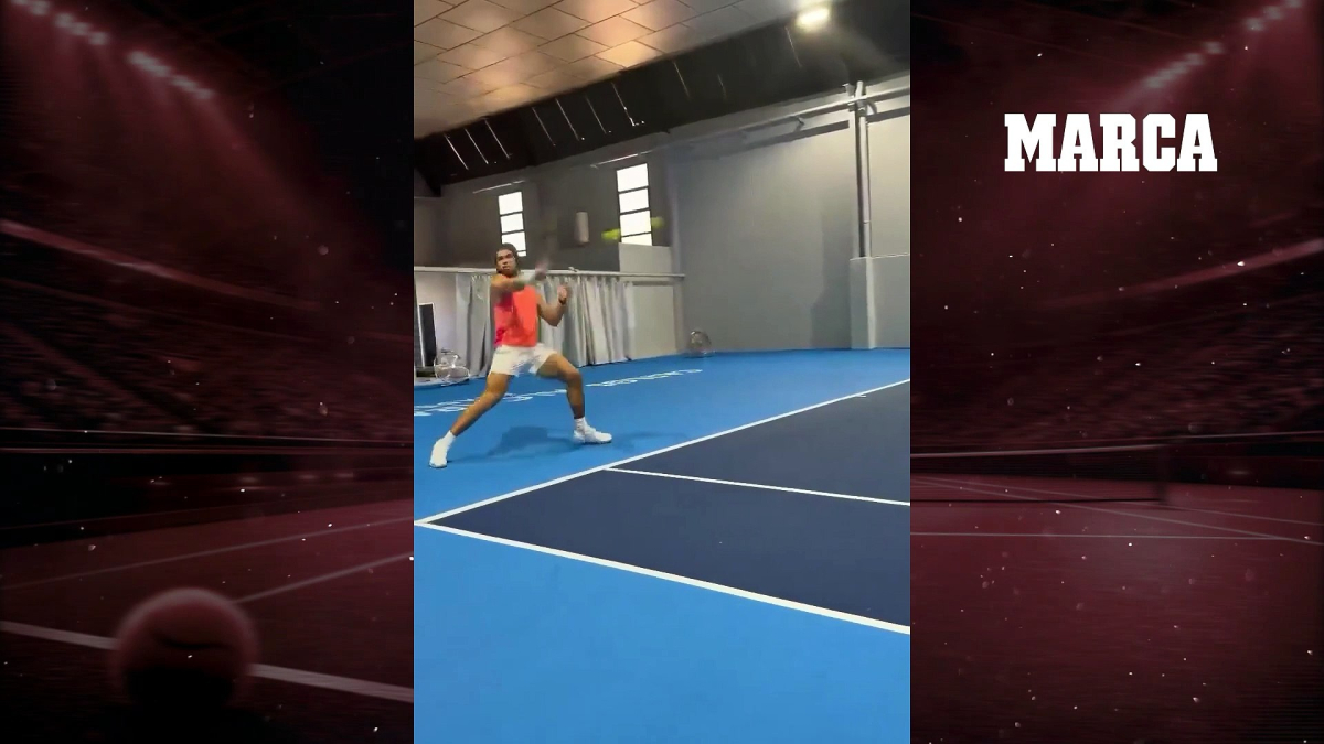 Alcaraz entrena sobre pista dura y ya golpea con la derecha