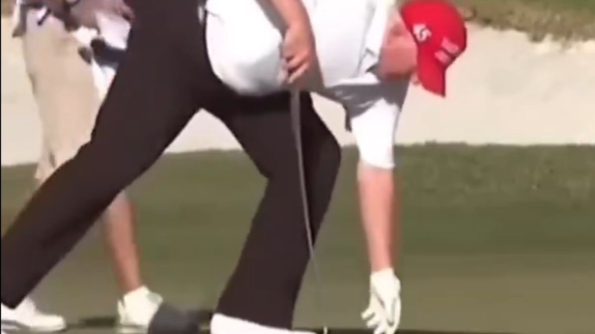 Trump, golf y trampas ¿Por qué sólo gana en sus campos? Miren su dedo...