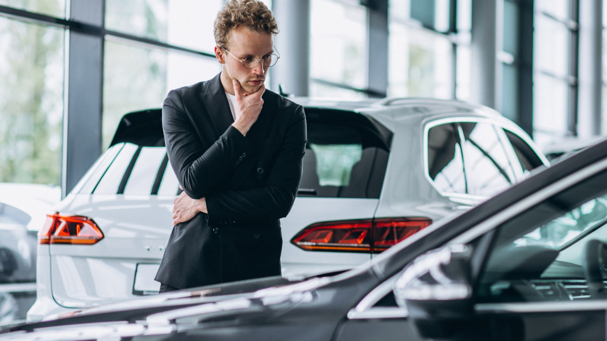 Gasolina, híbrido, eléctrico... ¿con qué tipo de motor se devalúan más rápido los coches?