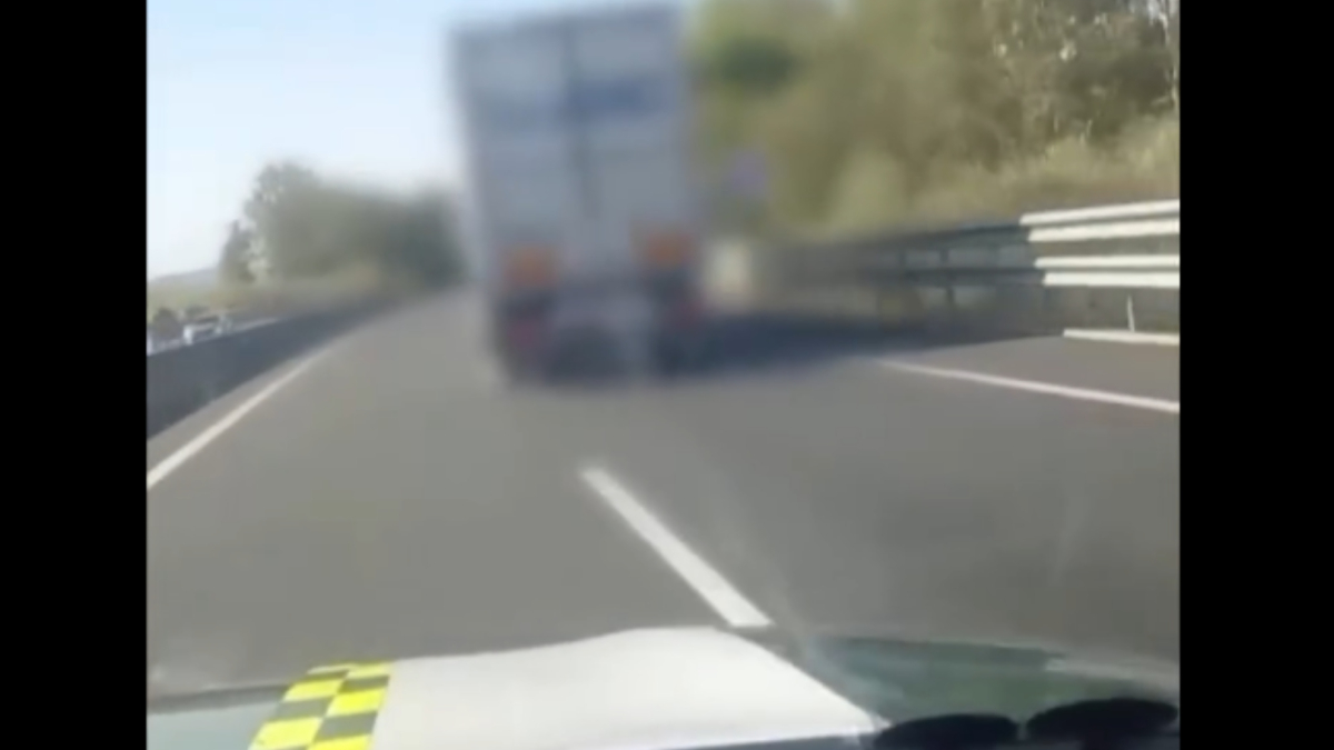 Roba un camión, lo deslimita e intenta fugarse de la Guardia Civil a 150 km/h: "Ese señor ya está condenado"