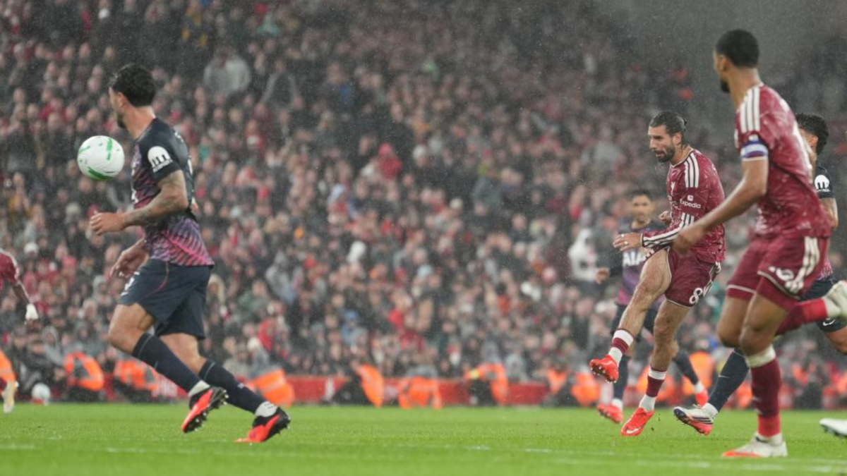 El Liverpool da la estocada al Tottenham con un golazo de Szoboszlai
