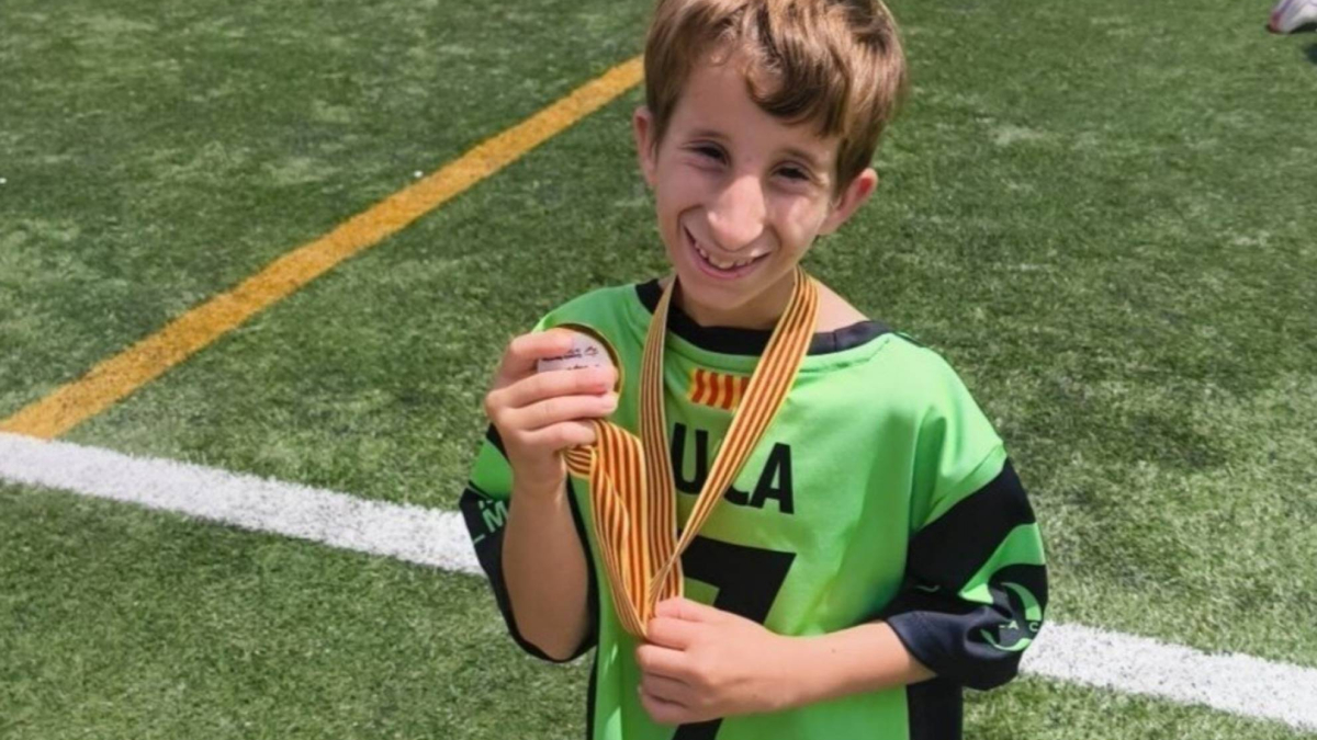 El niño de 10 años que pesa 10 kilos por una enfermedad ultrarrara podrá jugar al fútbol con seguridad