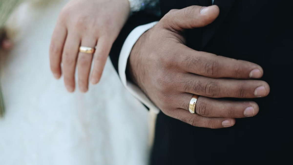 El novio de la boda que acabó en batalla campal lo niega todo: "Estamos en nuestra casa de A Coruña"