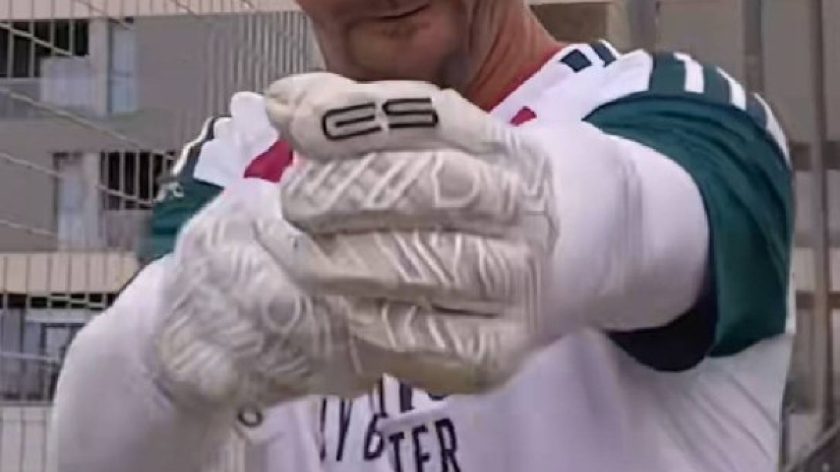 Courtois torna a la marca de guants que li va acompanyar durant el seu ascens a l'elit