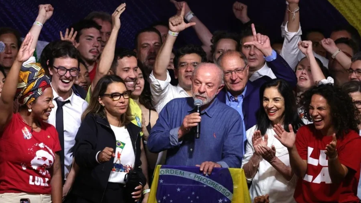 Lula da Silva se impone a Flávio Bolsonaro y es reelecto presidente de Brasil