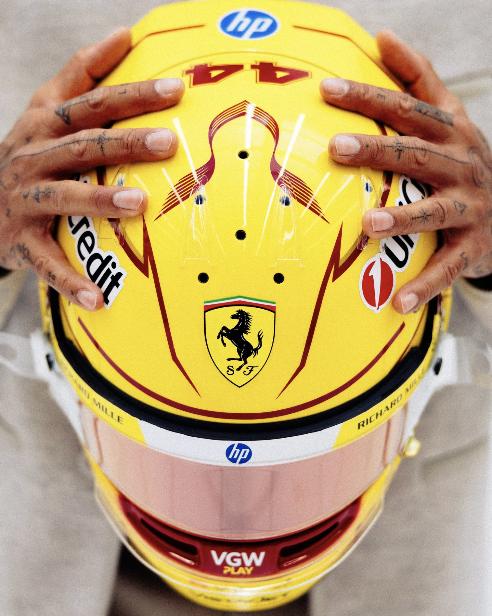 Hamilton ya viste de rojo y rueda en Fiorano... ojo al nuevo casco