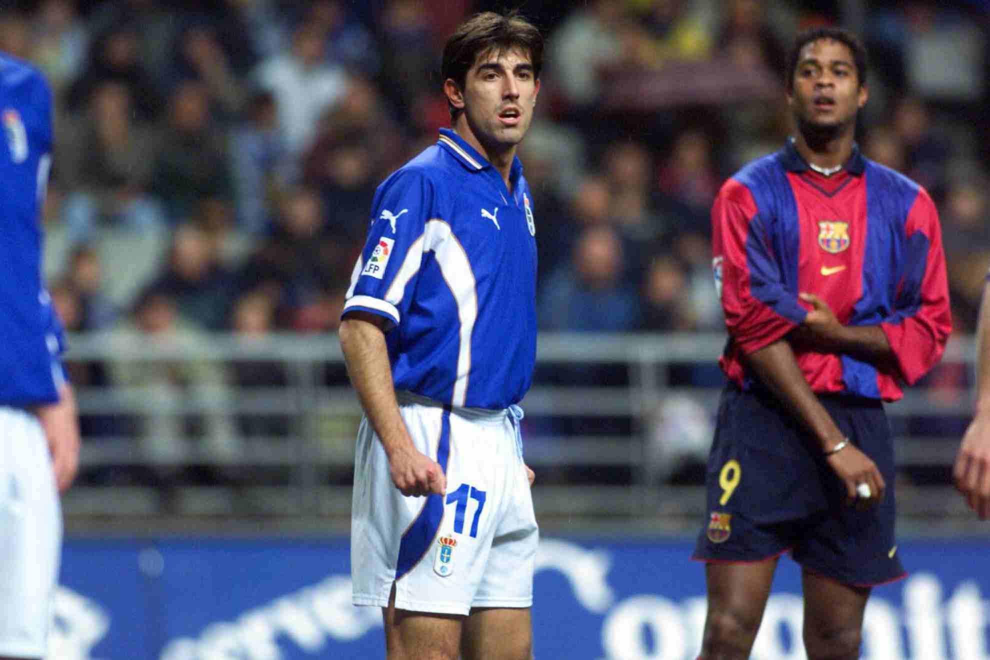 Veljko Paunovic junto a Patrick Kluivert durante el último duelo entre el Real Oviedo y el FC Barcelona - Marca