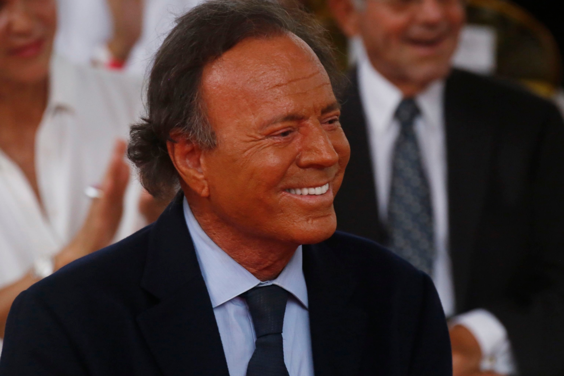 Los secretos de Julio Iglesias, al descubierto en un nuevo libro: "El éxito  como adicción"