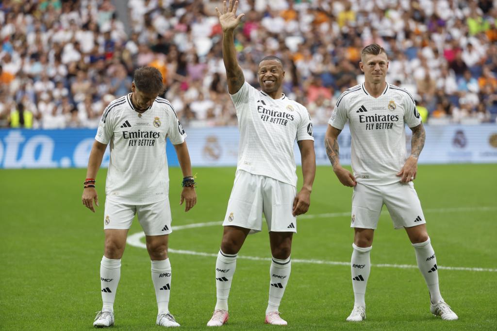 Las leyendas del Real Madrid y el Dortmund llenan el Bernabéu