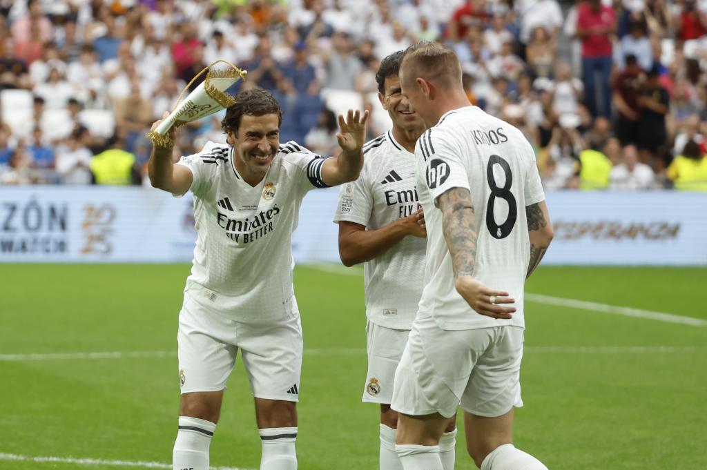 Las leyendas del Real Madrid y el Dortmund llenan el Bernabéu