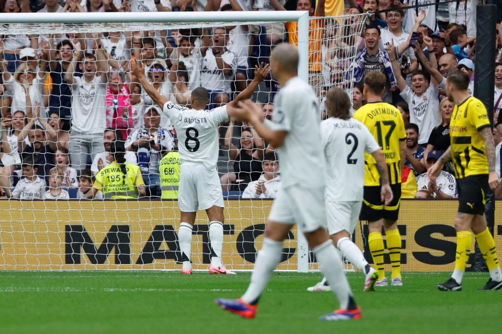 Las leyendas del Real Madrid y el Dortmund llenan el Bernabéu