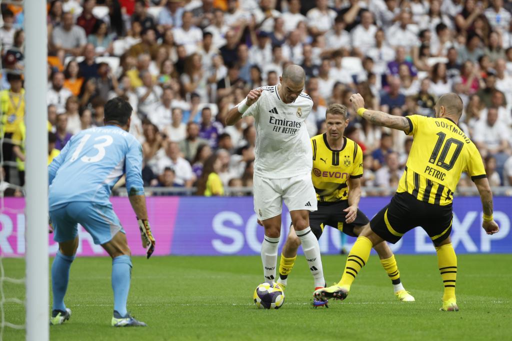 Las leyendas del Real Madrid y el Dortmund llenan el Bernabéu