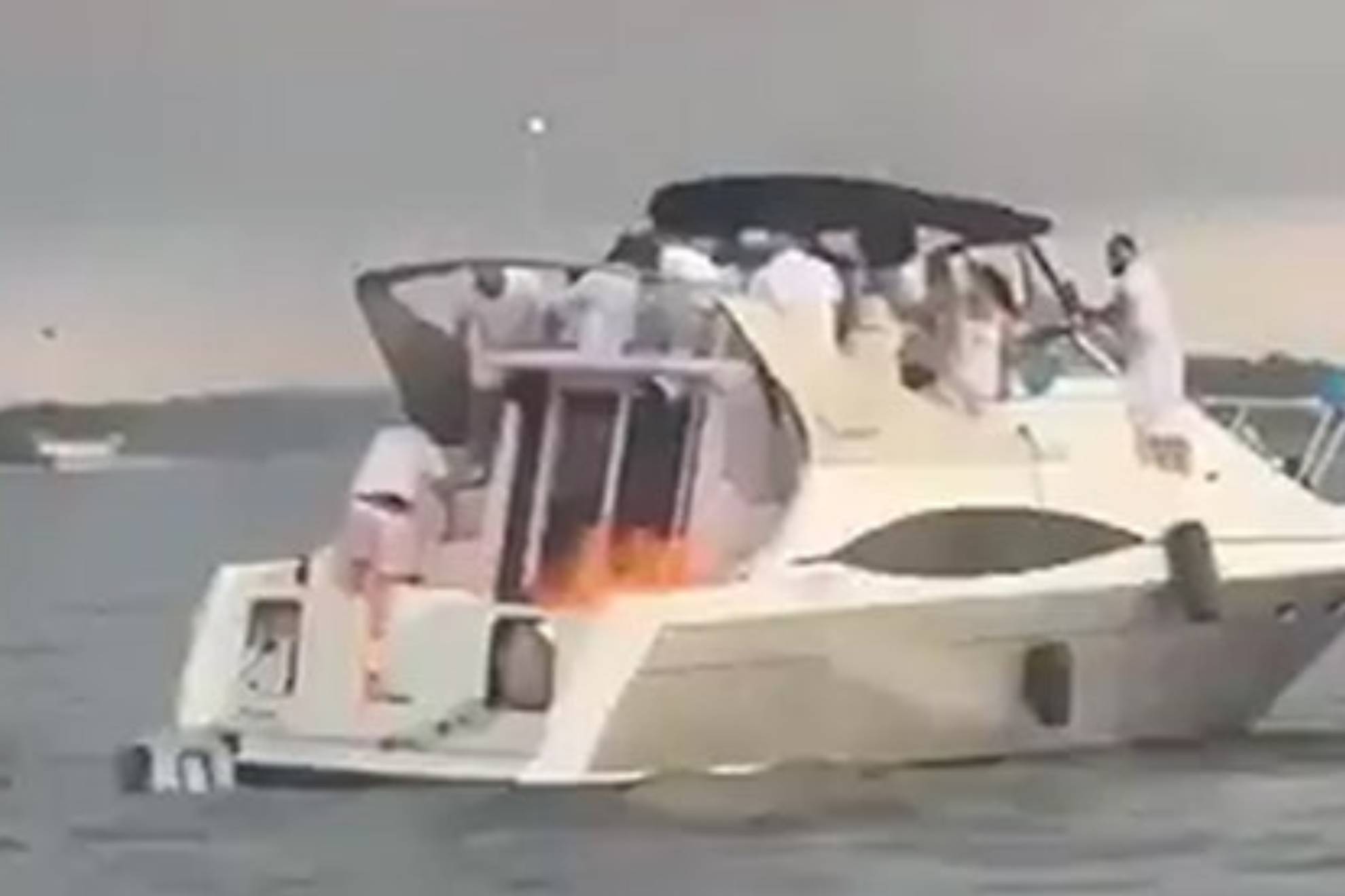 Explosión en un barco en Nueva York: 22 personas saltan por la borda ...